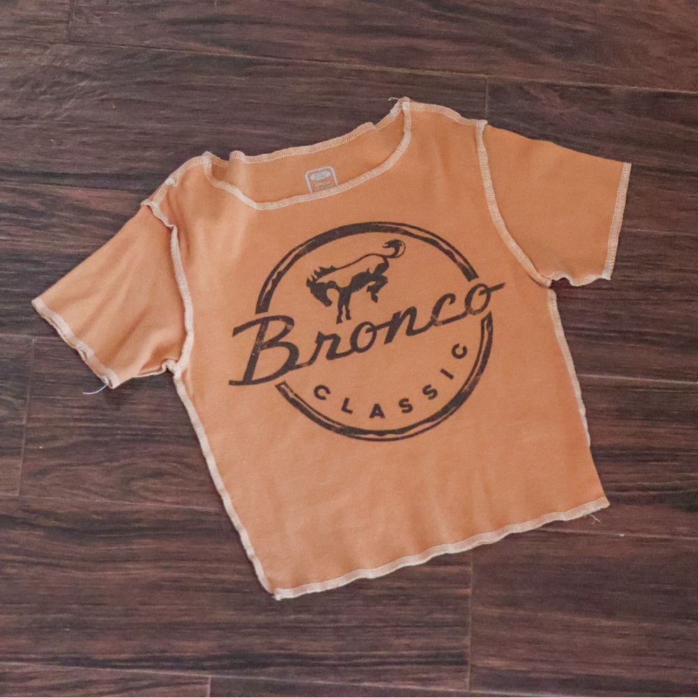 Women’s cropped bronco T-shirt. Size small